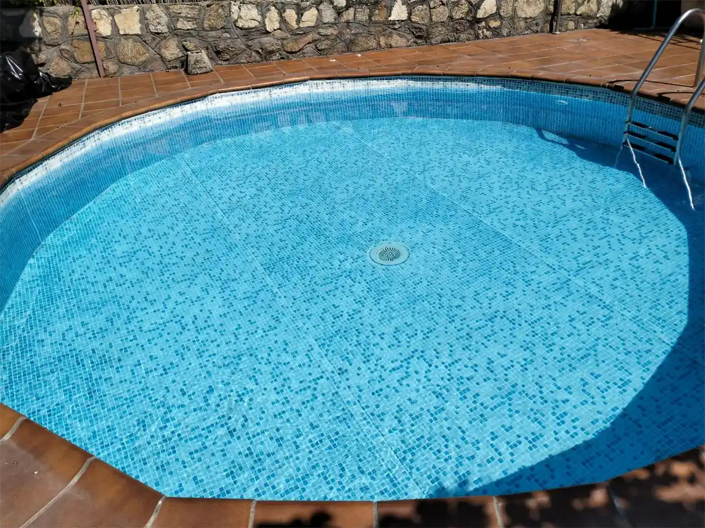 Piscina de Casa o xalet en venda en La Adrada  amb Aire condicionat, Piscina i Balcó