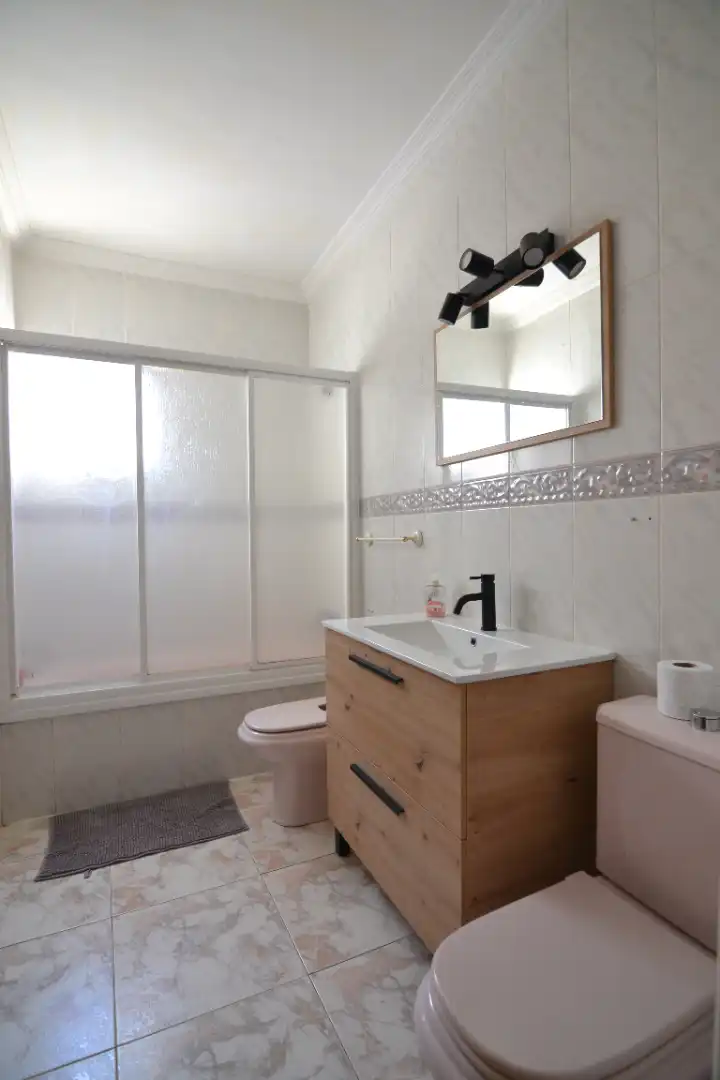 Baño de Piso en venta en Plasencia con Aire acondicionado, Terraza y Amueblado