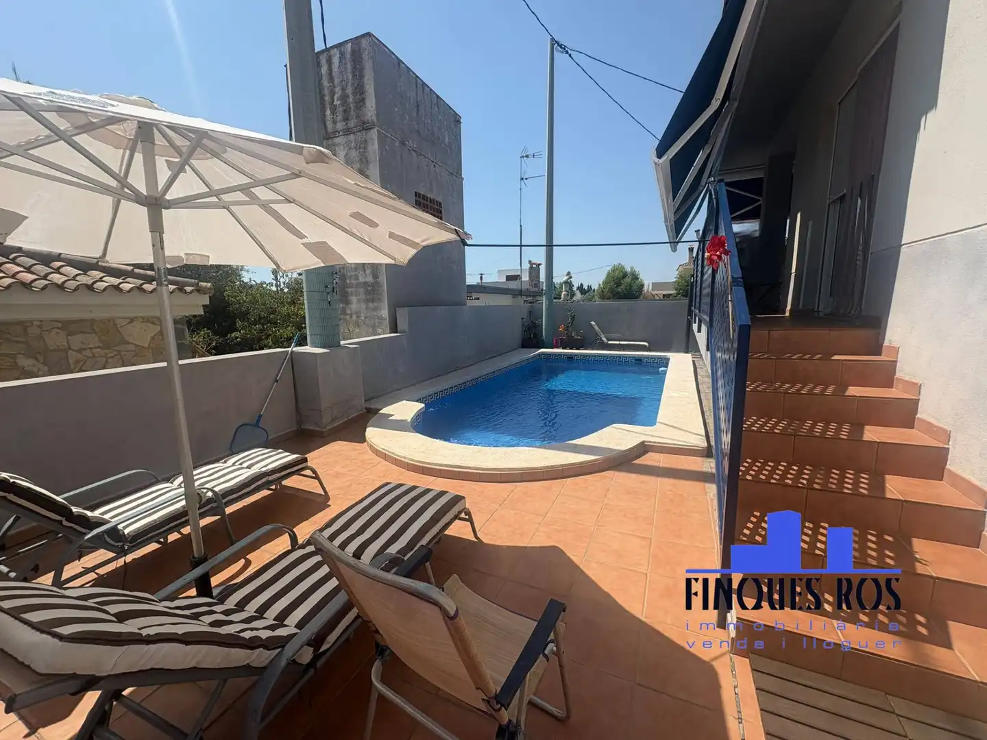 Schwimmbecken von Einfamilien-Reihenhaus zum Verkauf in Vinaròs mit Klimaanlage, Terrasse und Schwimmbad