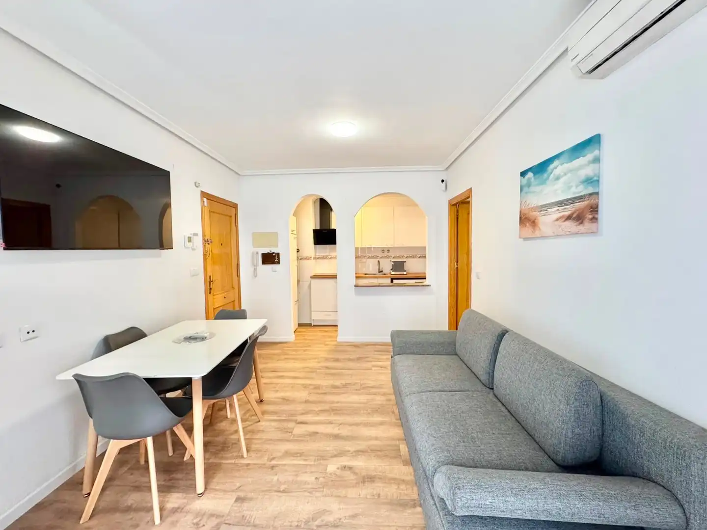 Sala de estar de Planta baja de alquiler en Torrevieja con Aire acondicionado, Piscina y Amueblado