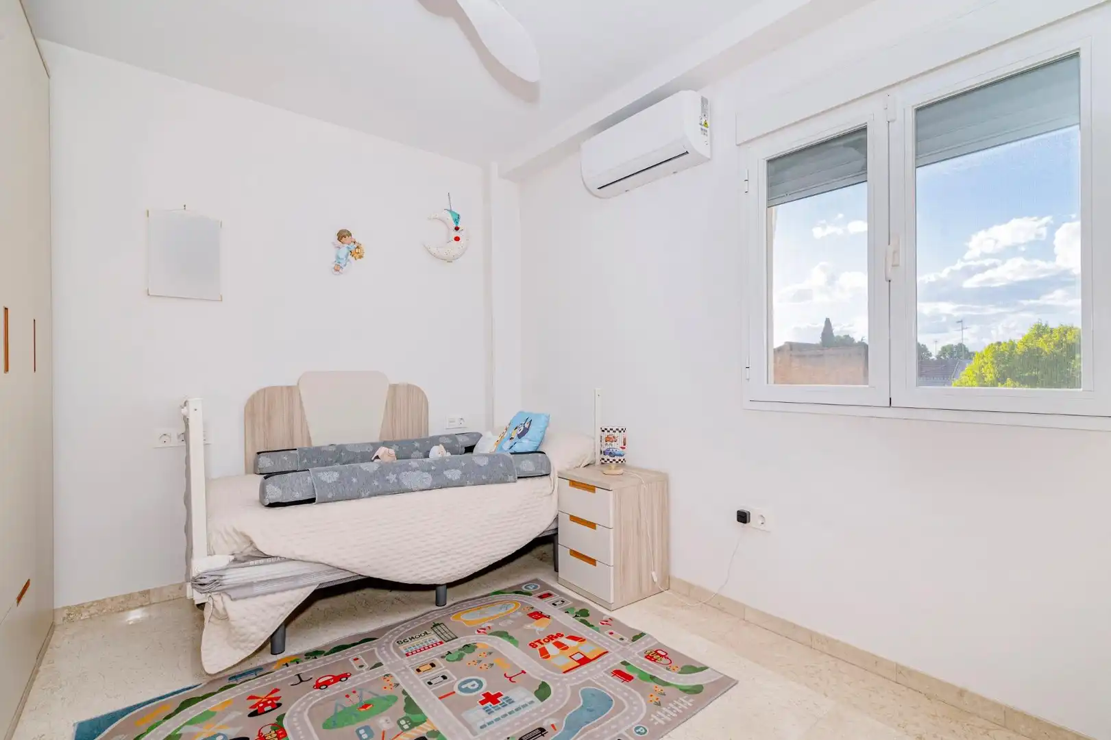 Habitación de Casa adosada en venta en Armilla con Aire acondicionado, Calefacción y Jardín privado