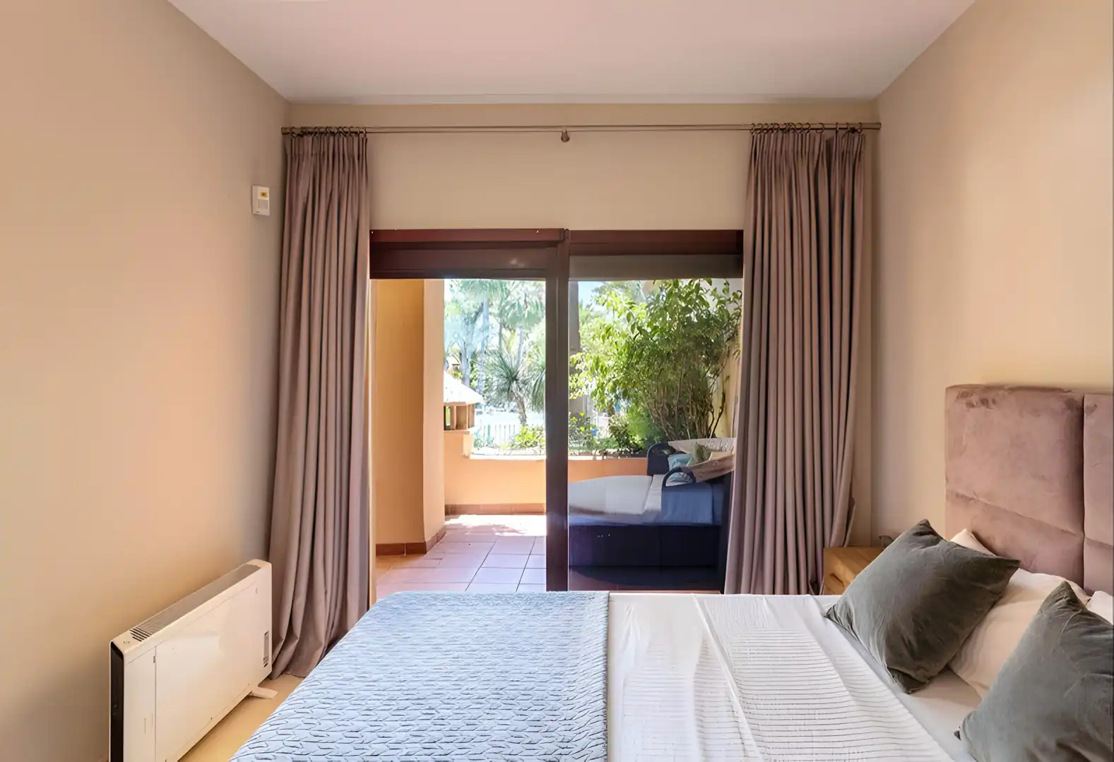 Schlafzimmer von Erdgeschoss zum Verkauf in Marbella mit Klimaanlage, Terrasse und Schwimmbad