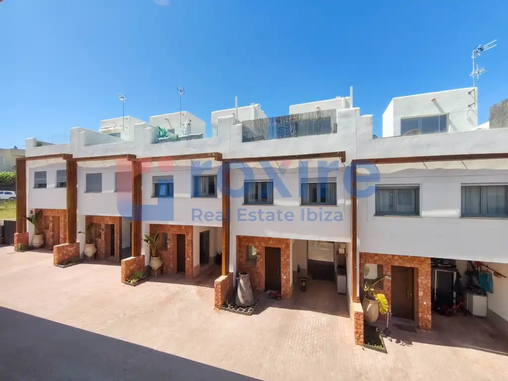 Vista exterior de Casa adosada de alquiler en Sant Antoni de Portmany con Aire acondicionado, Calefacción y Jardín privado