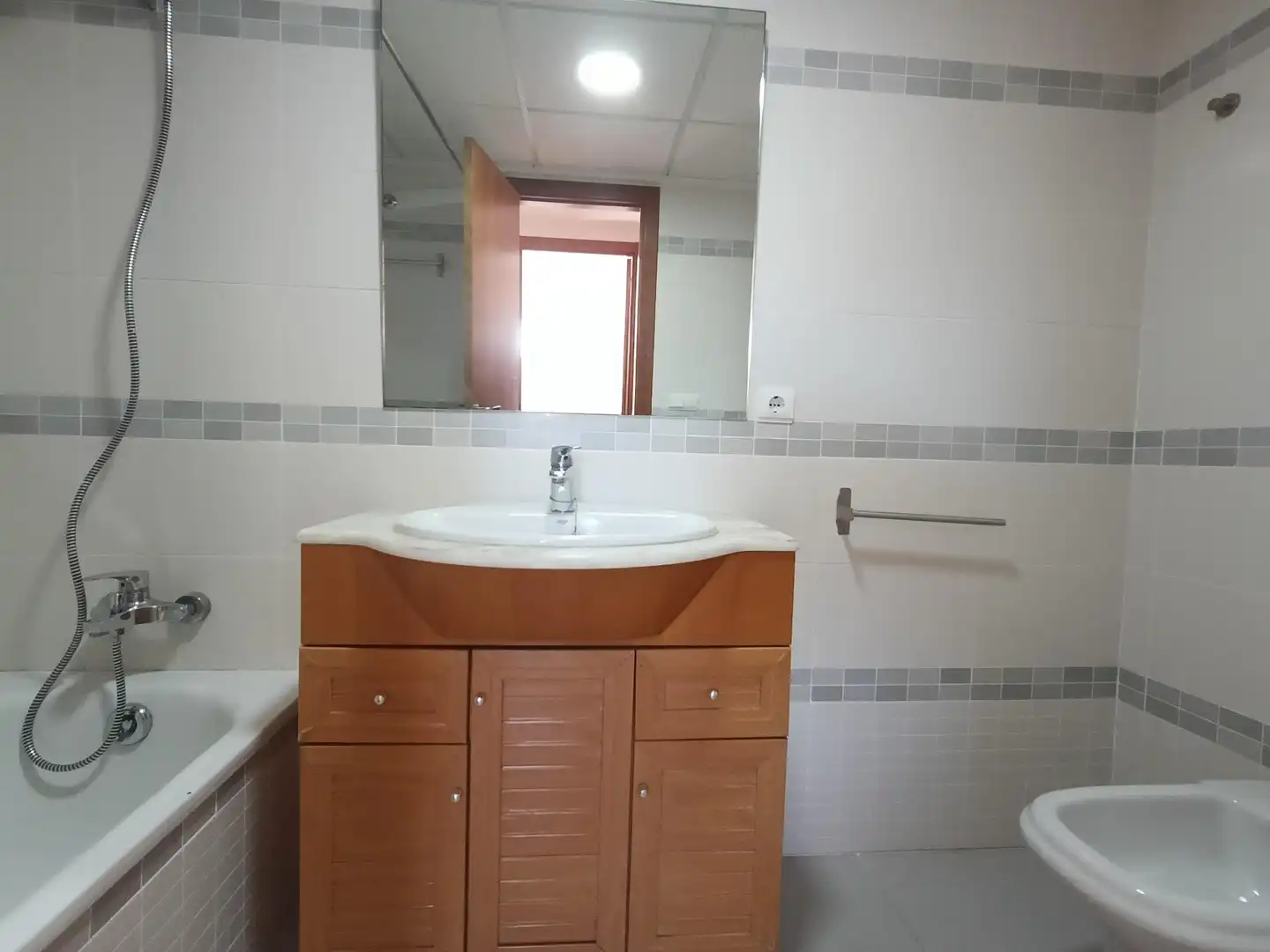 Baño de Piso en venta en Alicante / Alacant con Aire acondicionado, Jardín privado y Trastero
