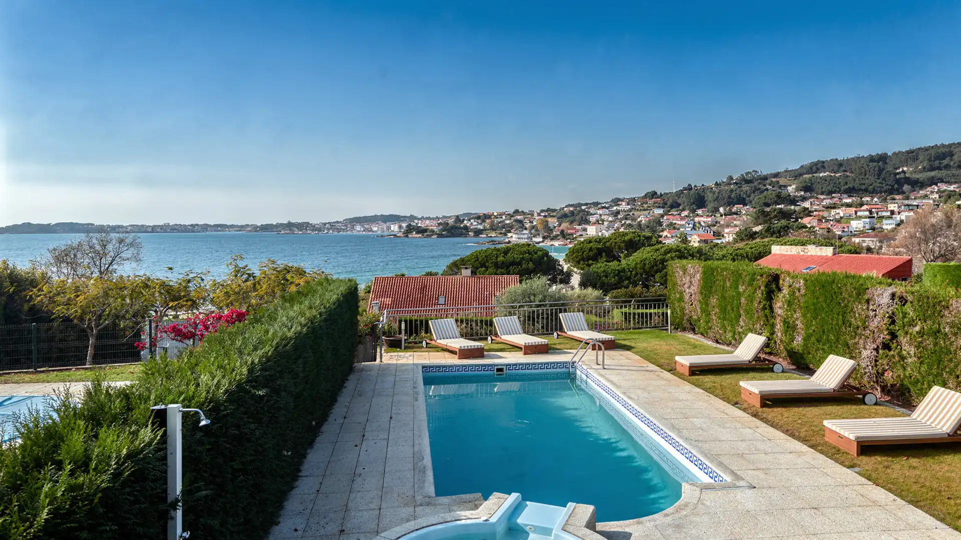 Piscina de Casa adosada en venta en Sanxenxo con Calefacción, Jardín privado y Parquet