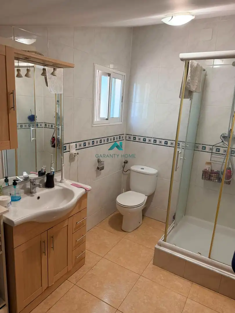 Bany de Casa o xalet en venda en Serra amb Aire condicionat, Calefacció i Jardí privat