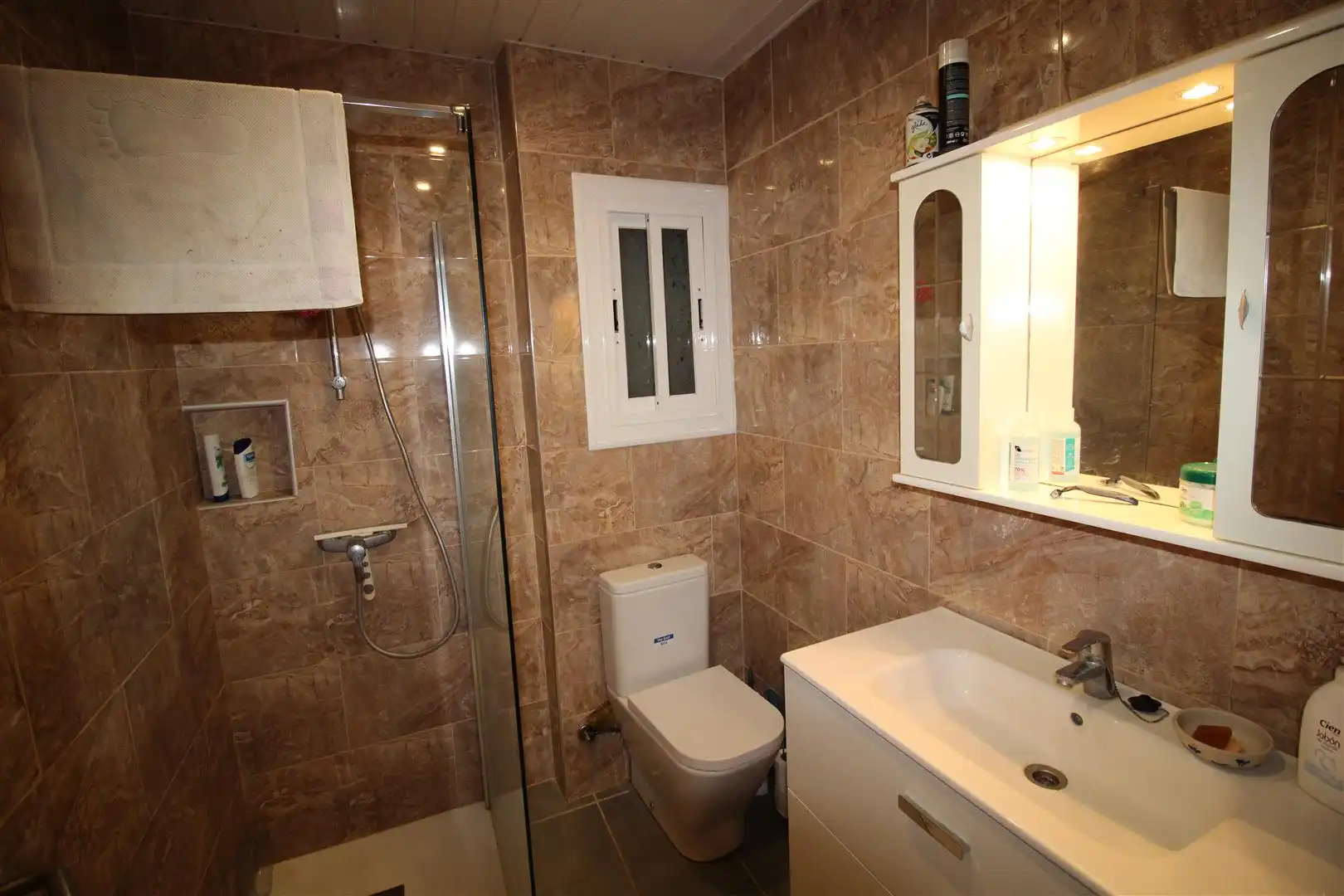 Baño de Apartamento en venta en L'Estartit con Calefacción, Terraza y Piscina