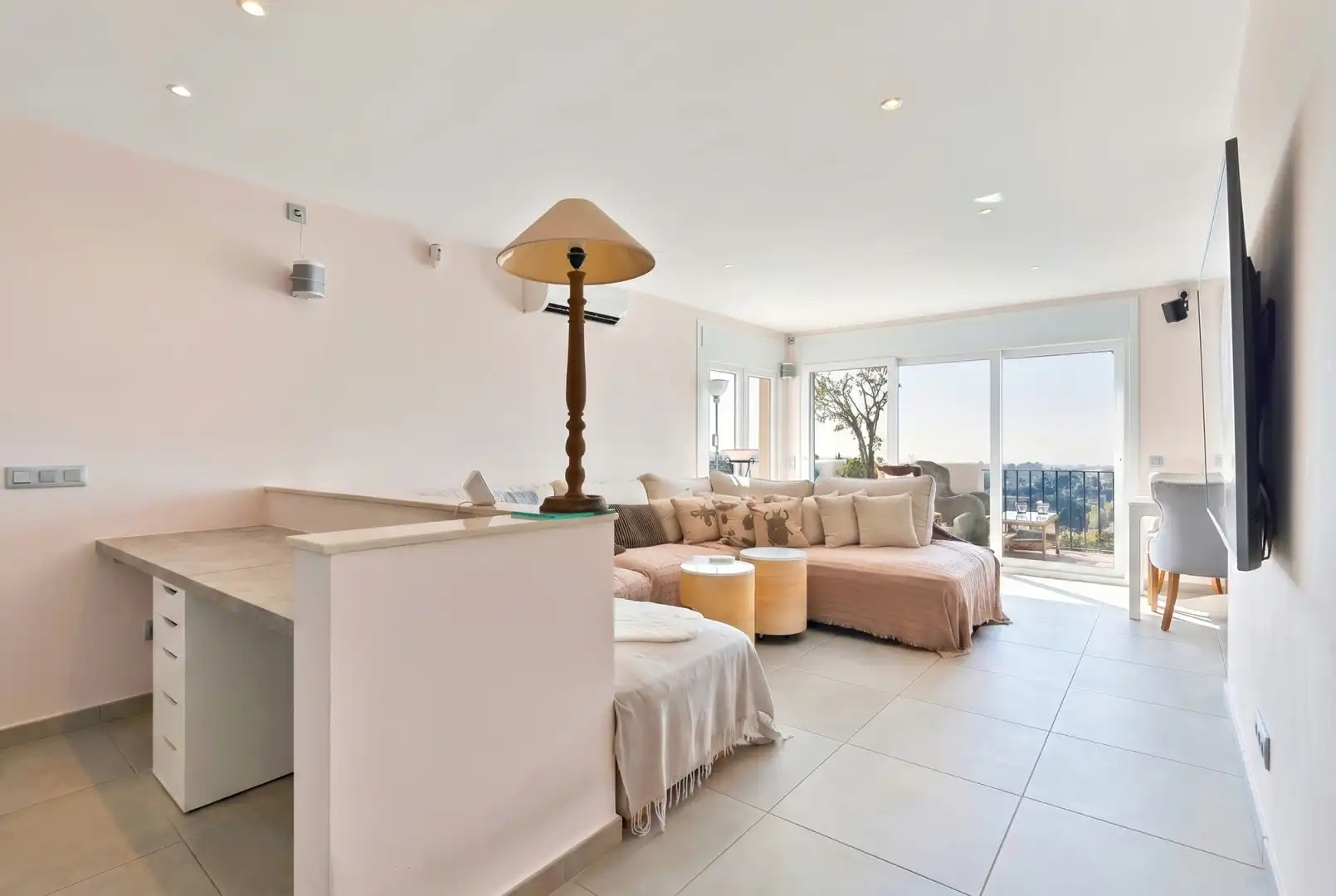 Sala de estar de Ático en venta en Benahavís con Aire acondicionado, Terraza y Piscina