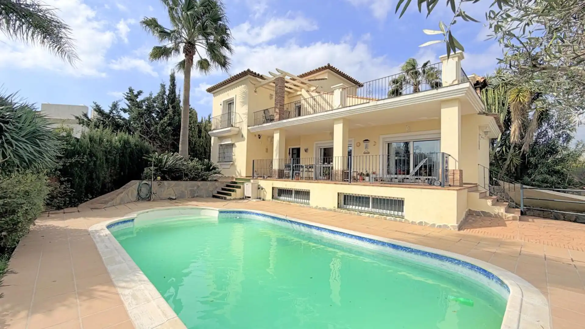 Vista exterior de Casa o xalet en venda en Casares amb Aire condicionat, Jardí privat i Terrassa