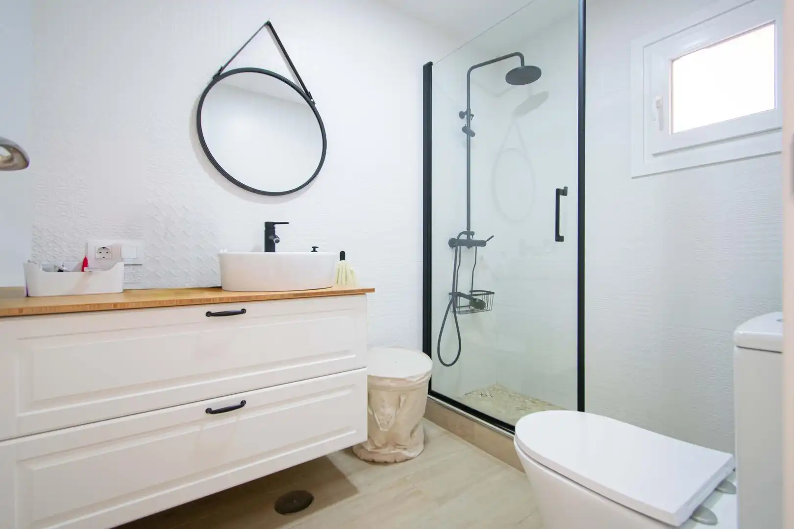 Baño de Casa adosada en venta en Montequinto con Aire acondicionado y Piscina comunitaria