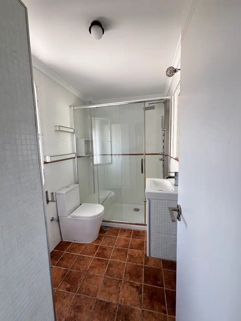 Baño de Ático de alquiler en La Zubia con Aire acondicionado, Calefacción y Jardín privado