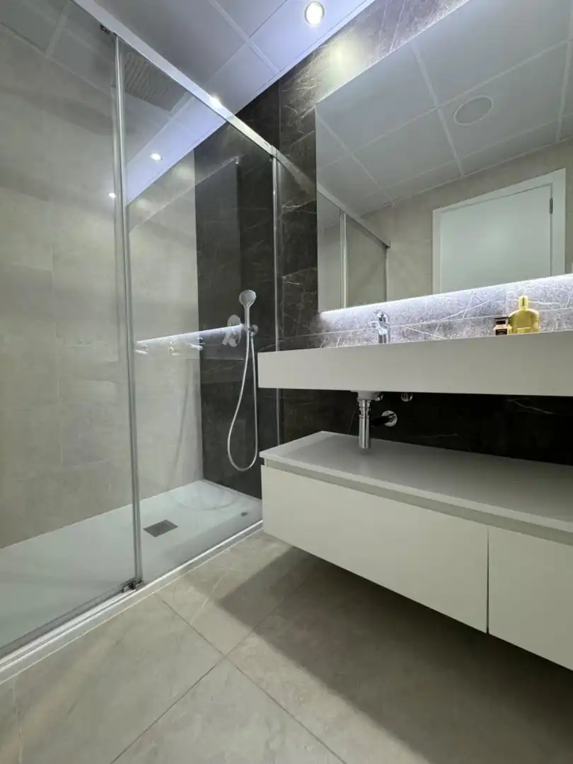 Bathroom of Apartments for rent in Benidorm  with Air Conditioner, Heating and Private garden