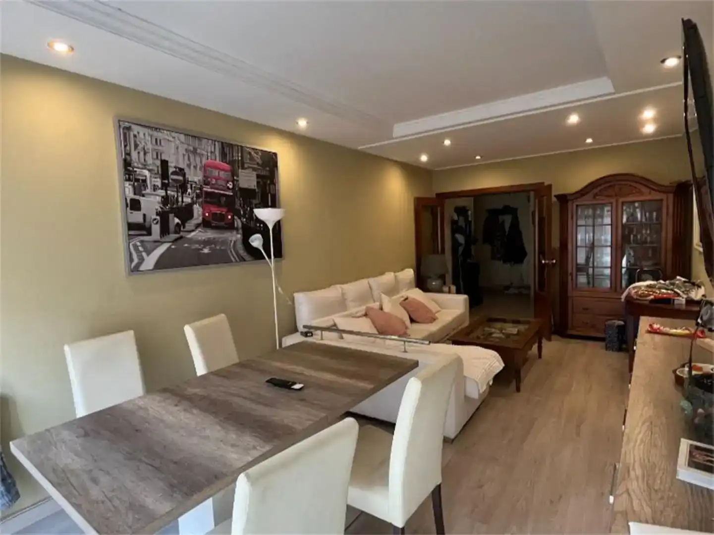 Living room of Flat for share in Bilbao   with Parquet flooring, Furnished and Balcony