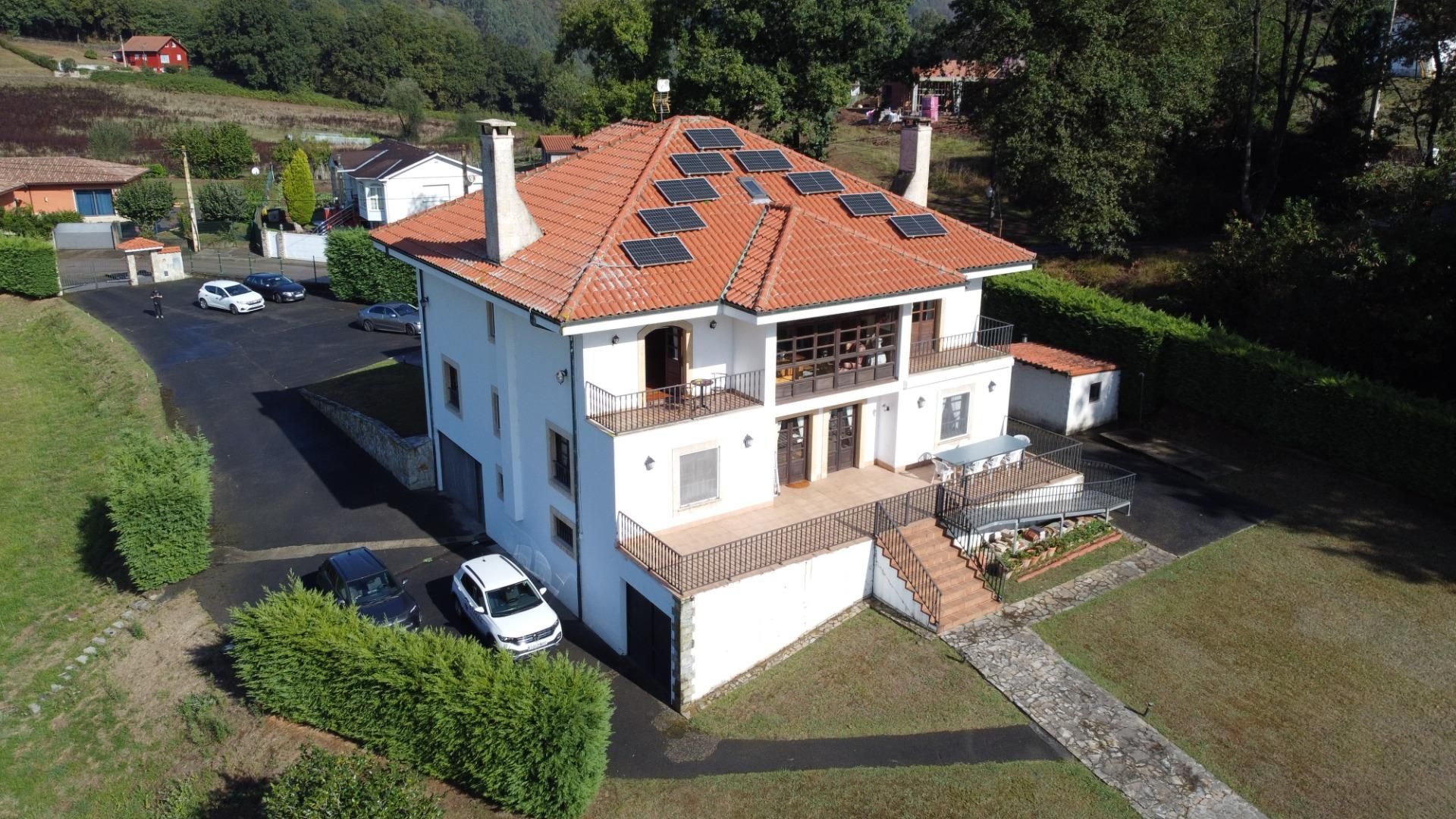 Vista exterior de Casa o xalet en venda en Las Regueras   amb Calefacció, Jardí privat i Traster