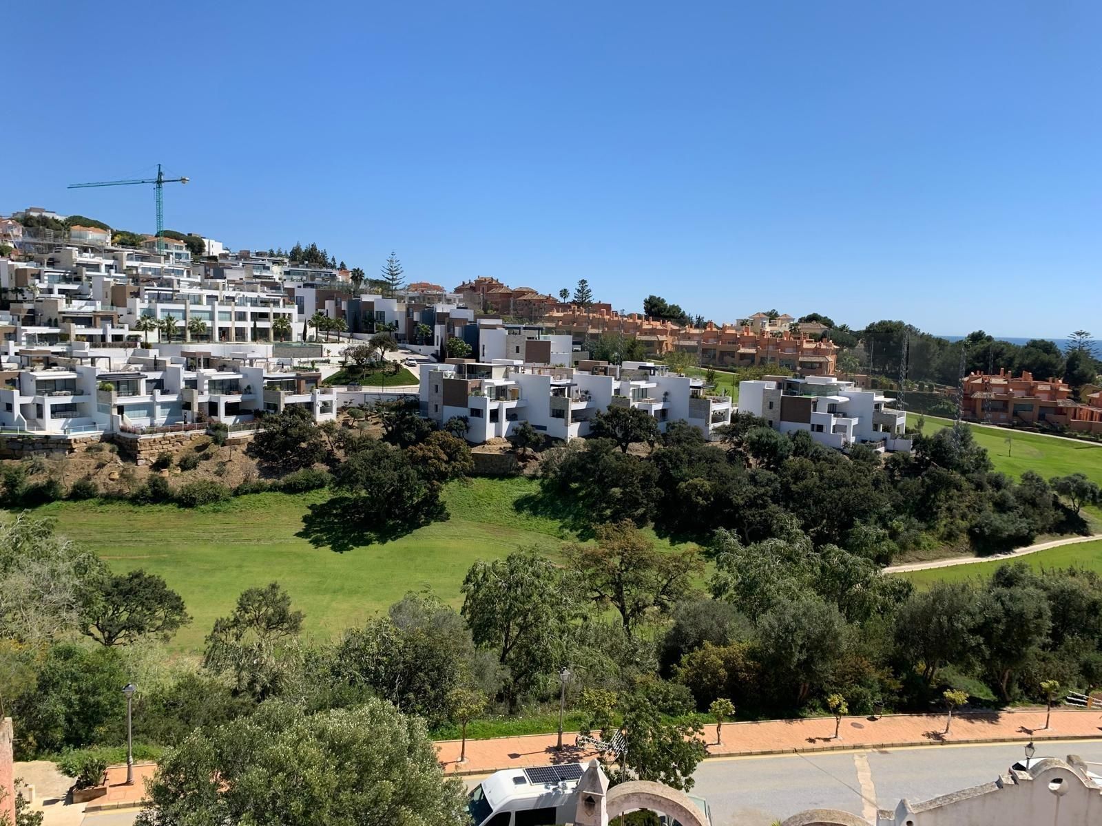 Vista exterior de Casa adosada en venda en Marbella amb Aire condicionat, Terrassa i Piscina comunitària