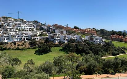 Vista exterior de Casa adosada en venda en Marbella amb Aire condicionat, Terrassa i Piscina comunitària