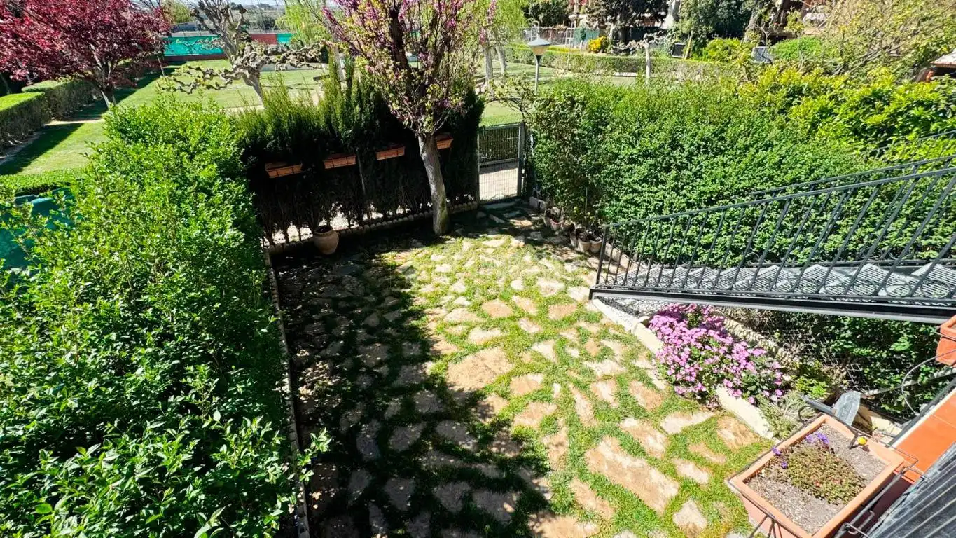 Jardín de Casa adosada en venta en Zaragoza con Aire acondicionado, Terraza y Piscina comunitaria
