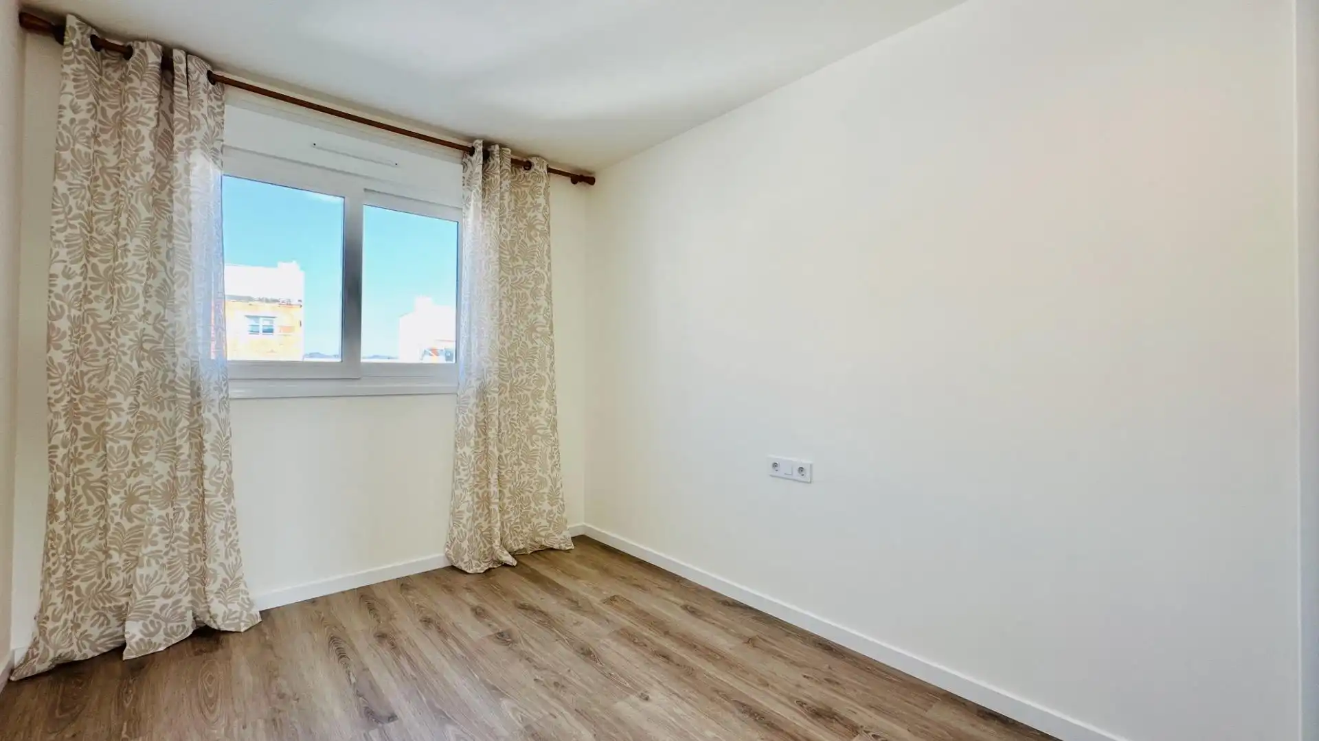 Dormitori de Apartament en venda en Finestrat amb Aire condicionat, Jardí privat i Terrassa