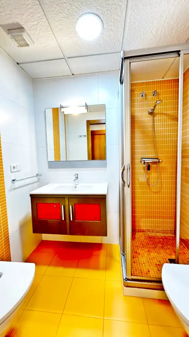 Baño de Apartamento de alquiler en Gandia con Aire acondicionado, Calefacción y Terraza