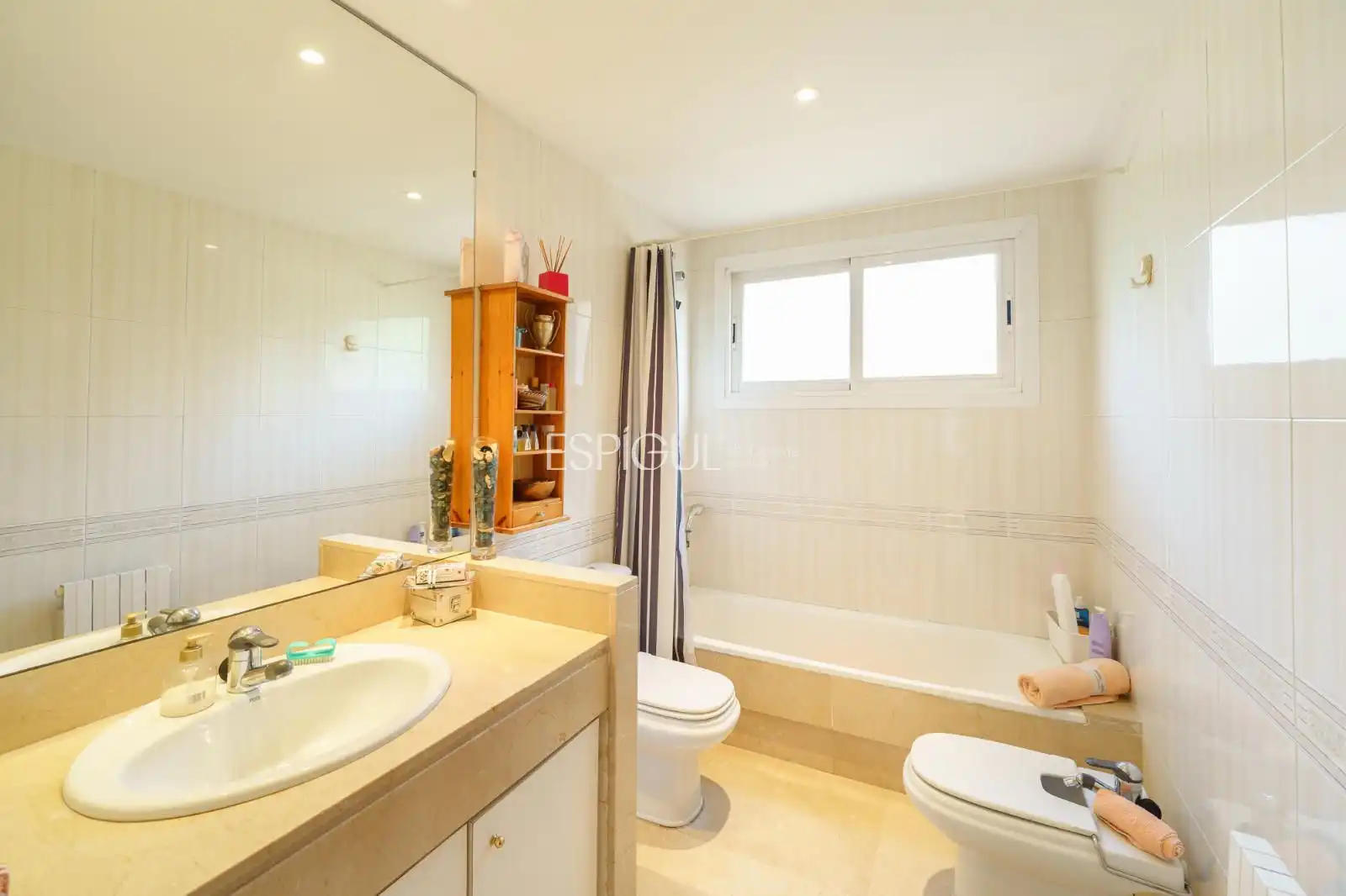 Baño de Casa adosada en venta en Tiana con Calefacción, Jardín privado y Parquet