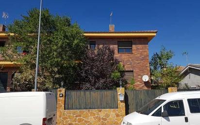 Vista exterior de Casa o xalet en venda en Colmenarejo amb Terrassa