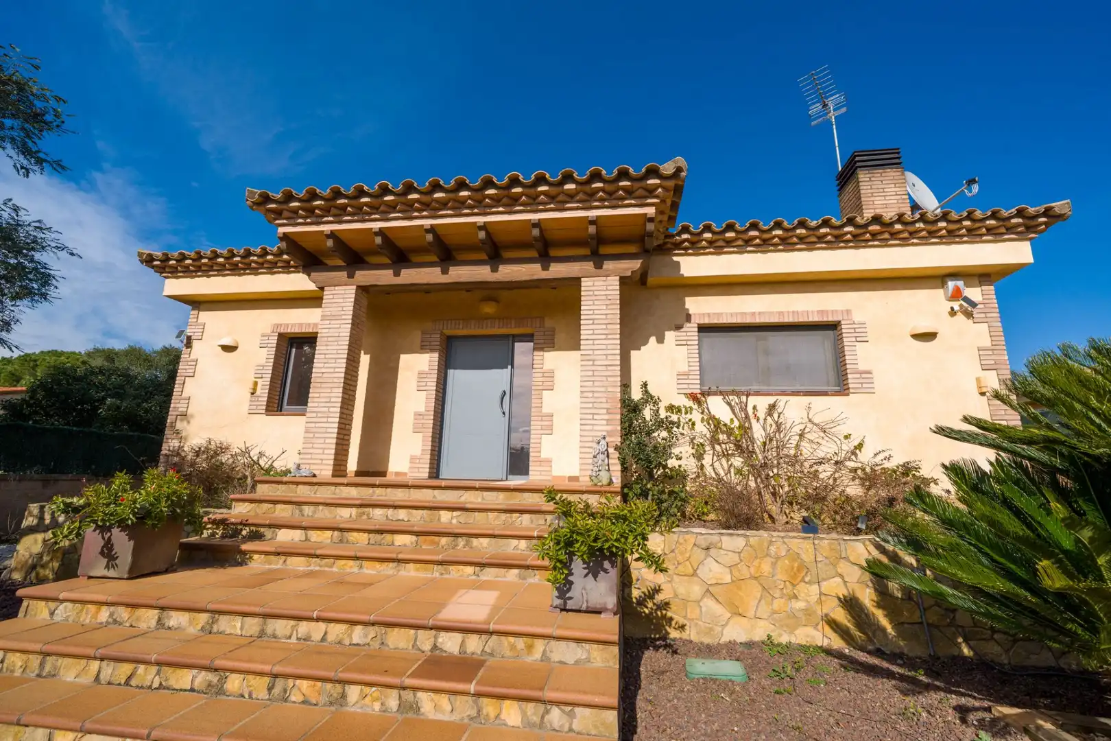 Vista exterior de Casa o xalet en venda en Torroella de Fluvià amb Aire condicionat, Calefacció i Jardí privat