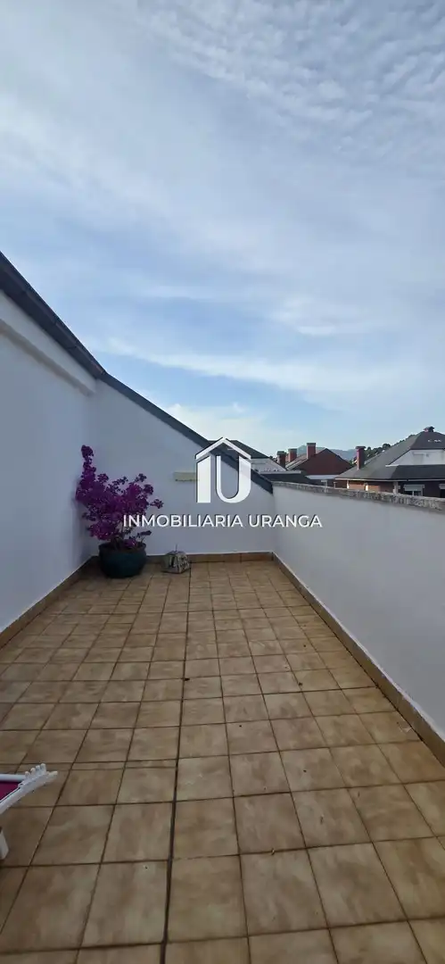 Vista exterior de Casa o xalet en venda en Laredo amb Calefacció, Terrassa i Moblat