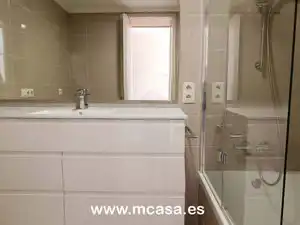 Bany de Casa adosada en venda en Vigo  amb Calefacció, Jardí privat i Terrassa