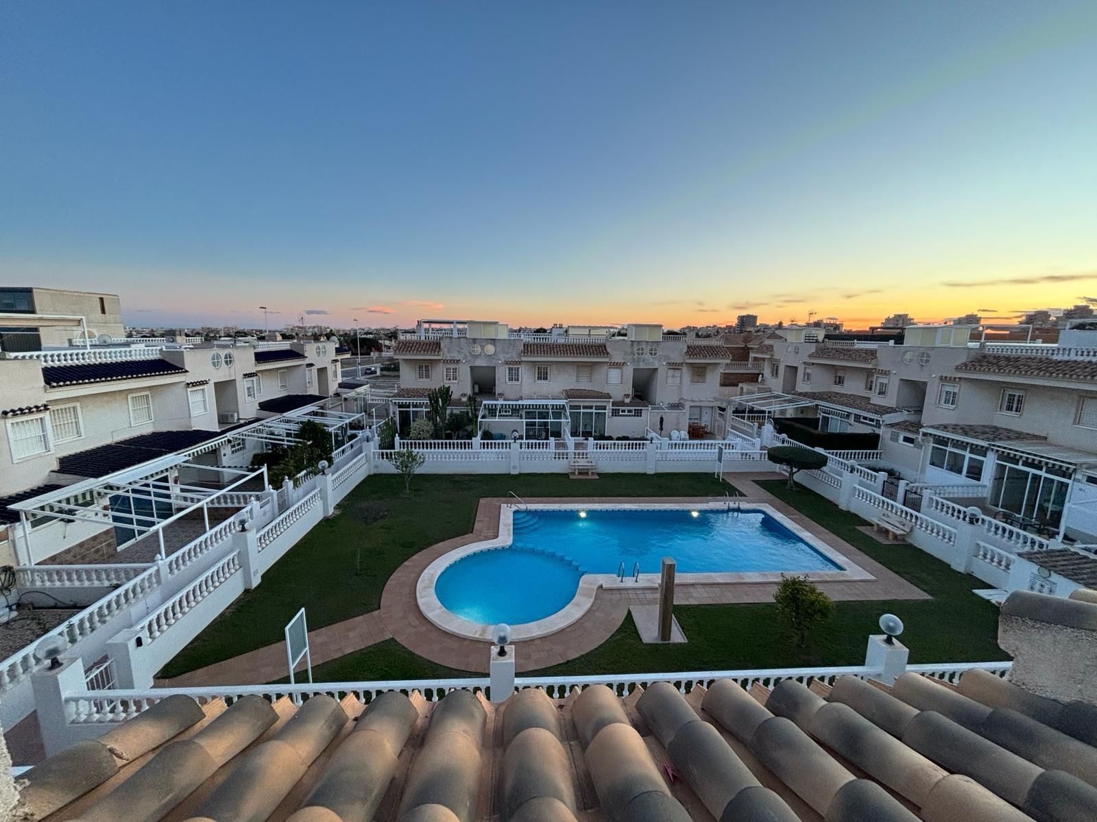 Vista exterior de Àtic de lloguer en Torrevieja amb Aire condicionat, Calefacció i Moblat
