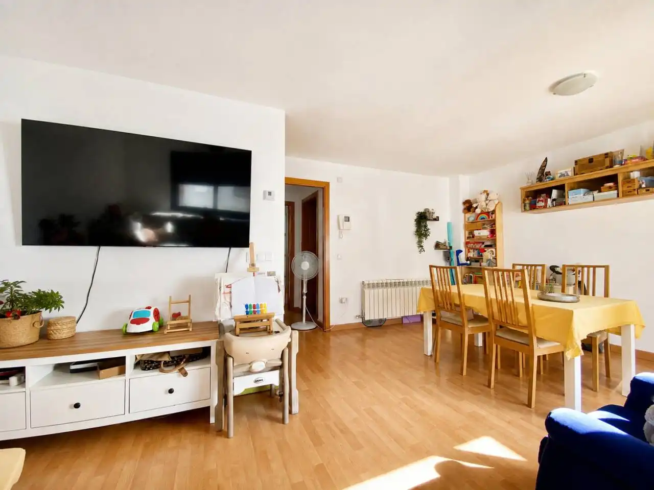 Sala de estar de Casa adosada en venta en Sant Joan Les Fonts con Calefacción, Parquet y Terraza