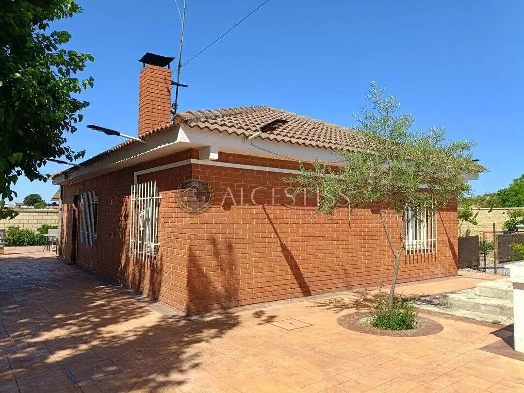 Vista exterior de Casa o xalet en venda en El Viso de San Juan amb Aire condicionat, Calefacció i Jardí privat
