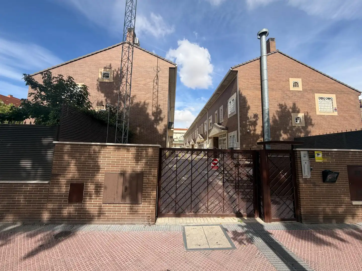 Vista exterior de Casa adosada en venda en Alcalá de Henares amb Aire condicionat, Calefacció i Traster