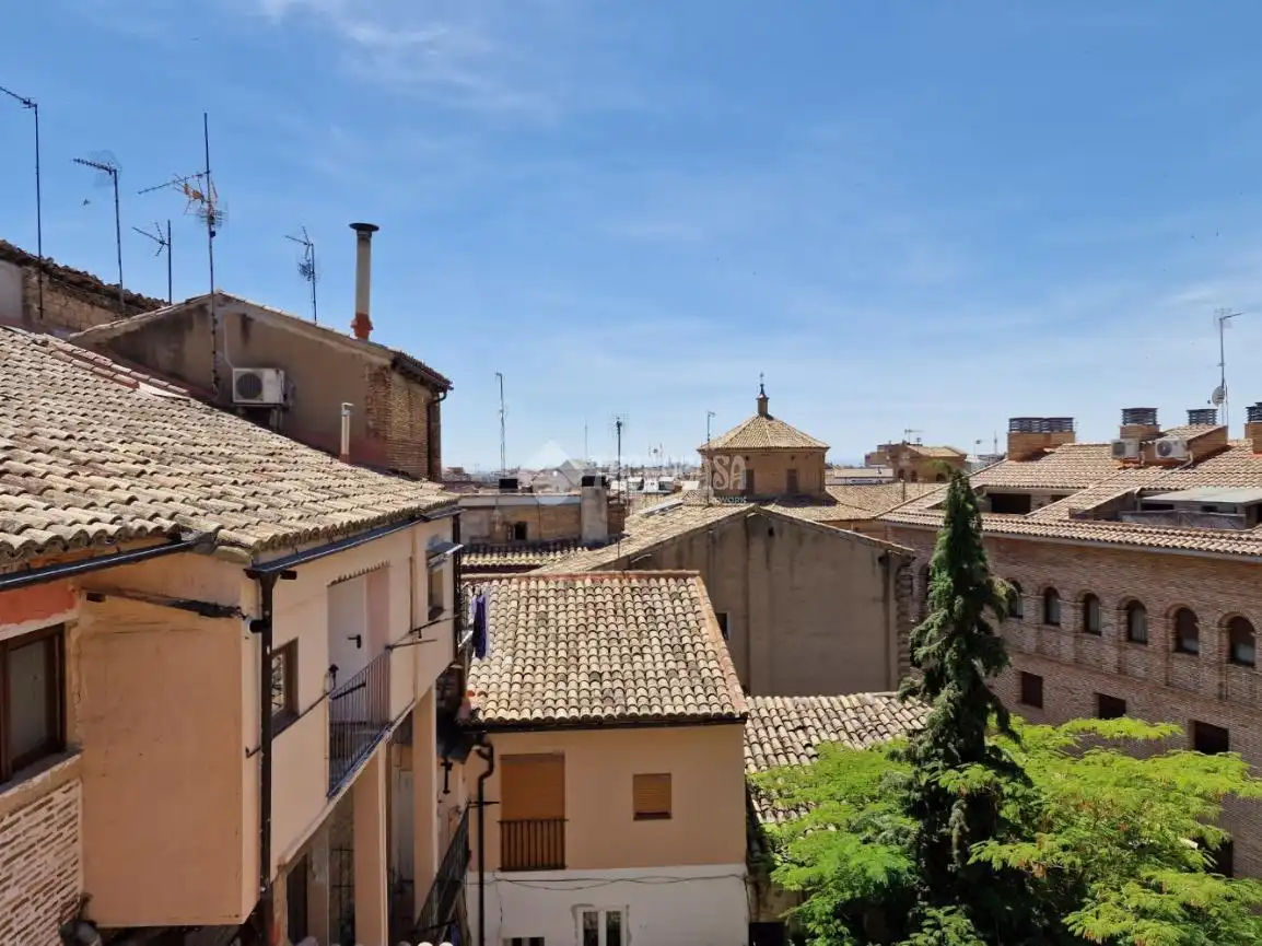 Außenansicht von Wohnung zum Verkauf in Huesca mit Heizung und Balkon