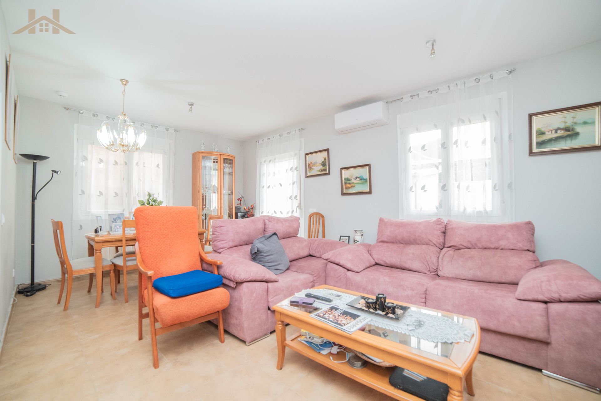 Sala d'estar de Casa adosada en venda en El Tiemblo  amb Aire condicionat, Calefacció i Jardí privat