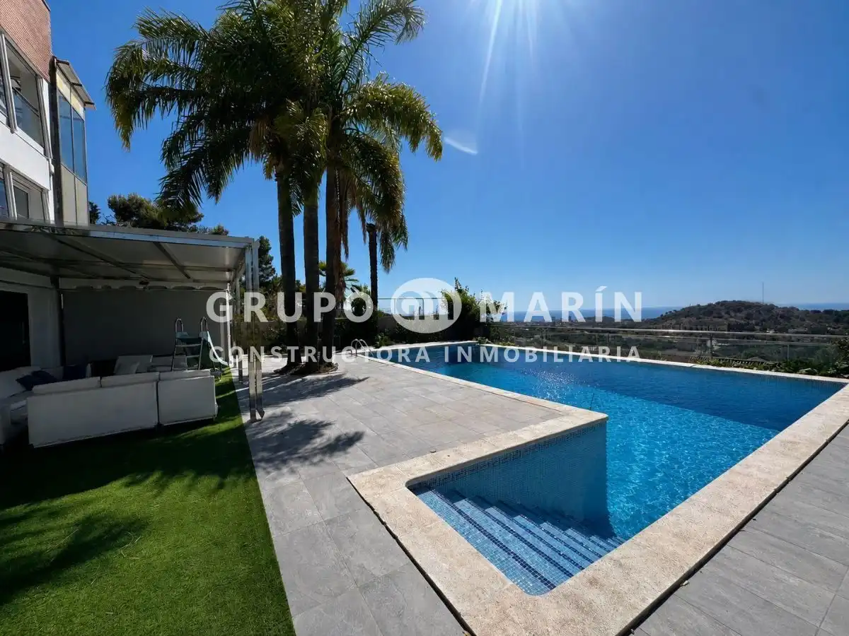House with terrace for sale in Calle Ginesta