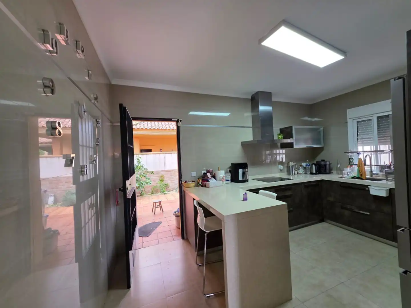 Cuina de Casa o xalet en venda en La Rinconada amb Aire condicionat, Calefacció i Jardí privat