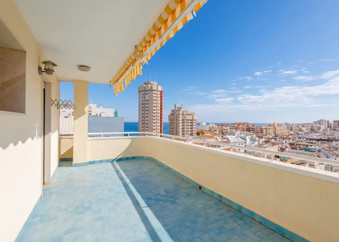 Apartament amb terrassa en venda a Puerto Deportivo