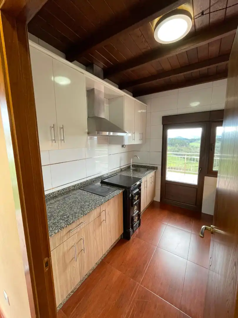 Cocina de Finca rústica de alquiler en Tineo con Calefacción, Jardín privado y Parquet