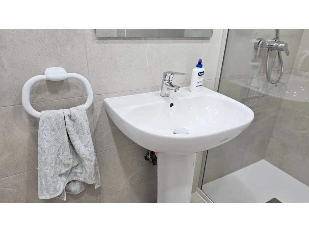 Baño de Piso de alquiler en Vilanova i la Geltrú con Jardín privado, Terraza y Amueblado