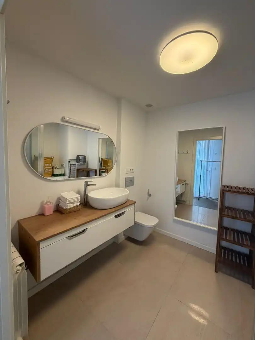 Baño de Piso de alquiler en A Coruña Capital  con Calefacción y Amueblado