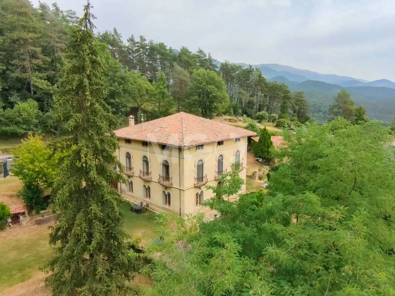 Casa rústica amb jardí en venda a Camino Ripoll
