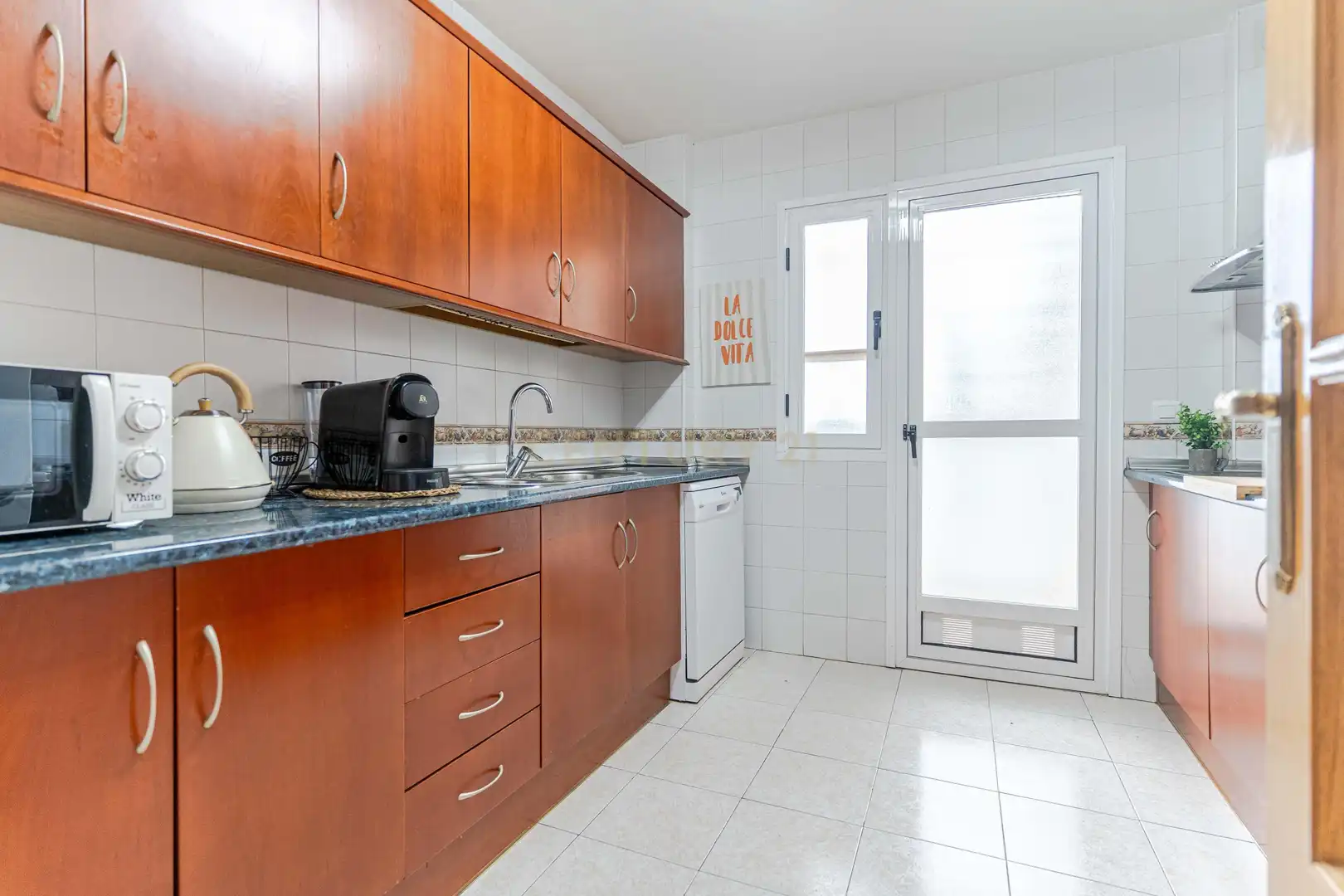 Cocina de Apartamento en venta en Albolote con Aire acondicionado, Lavadora y Microondas