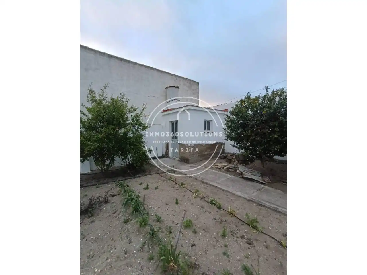 Vista exterior de Casa o xalet en venda en La Línea de la Concepción amb Aire condicionat, Jardí privat i Terrassa