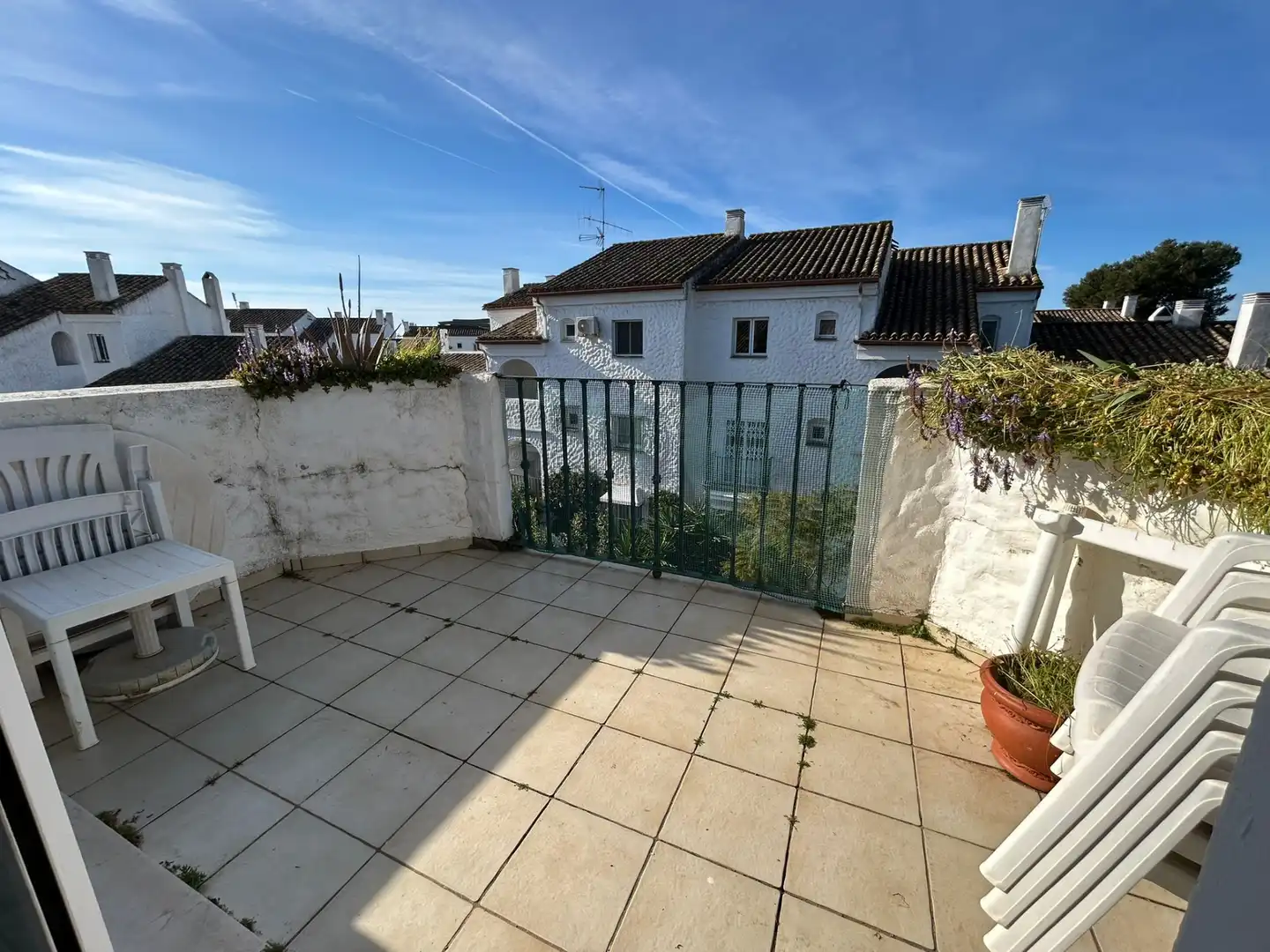 Vista exterior de Estudio de alquiler en Estepona con Aire acondicionado, Terraza y Amueblado