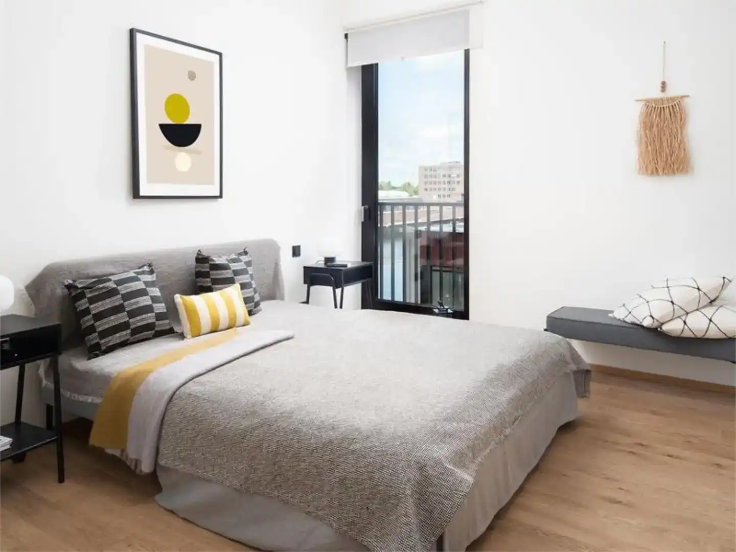 Dormitori de Apartament de lloguer en Madrid amb Aire condicionat i Moblat