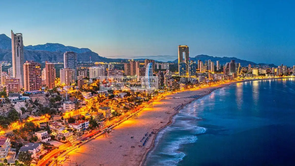 Vista exterior de Edifici en venda en Benidorm