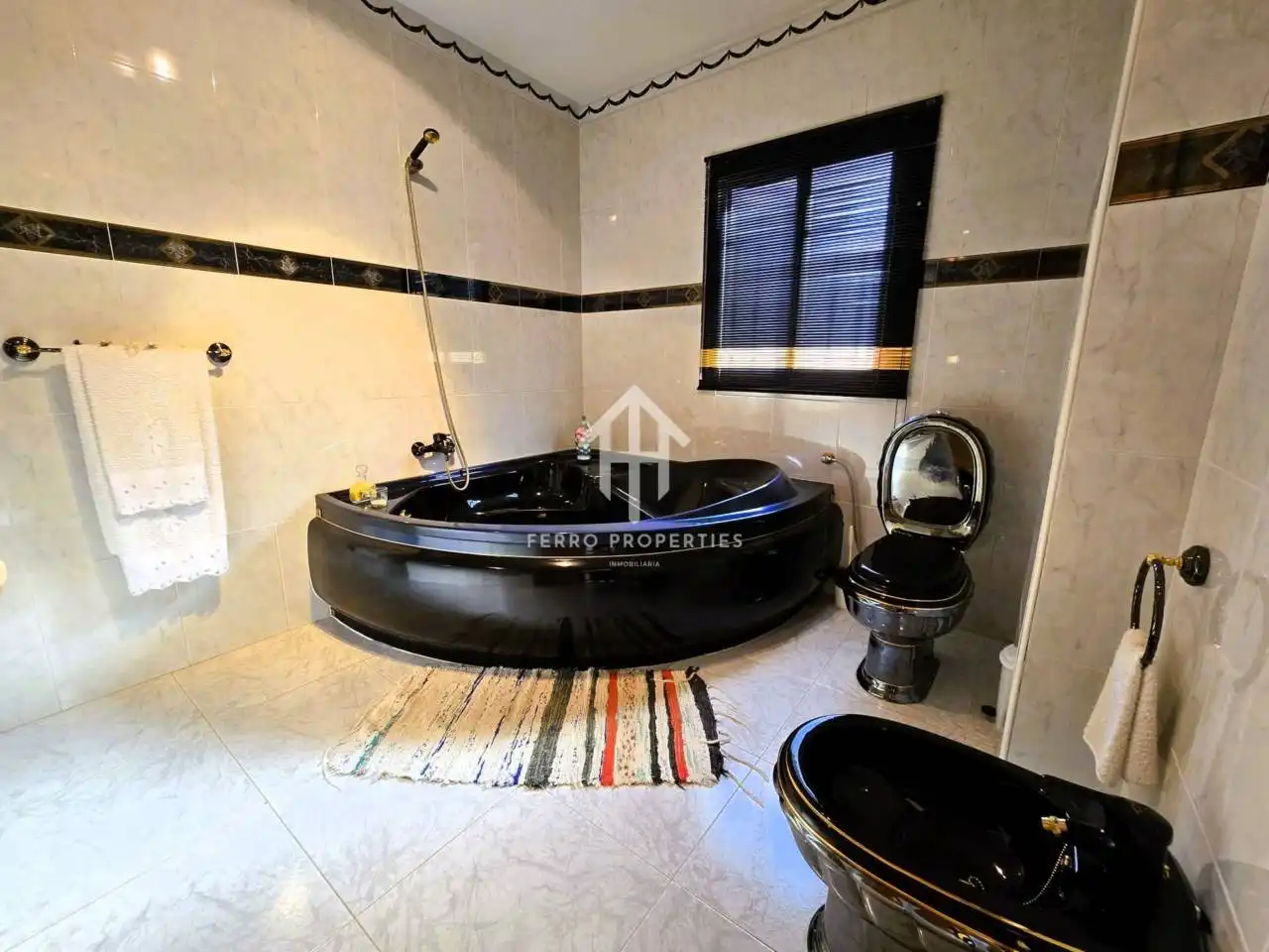 Bany de Casa o xalet en venda en Loja amb Jardí privat, Terrassa i Piscina