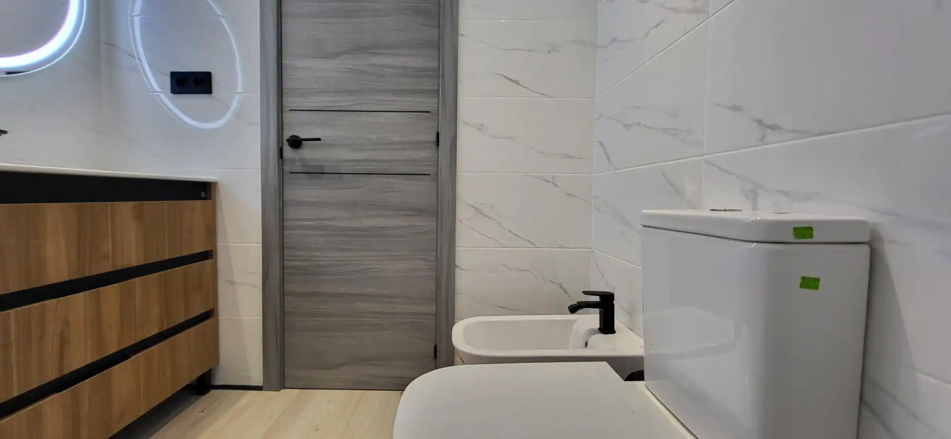 Badezimmer von Wohnungen zum Verkauf in Marbella mit Privatgarten und Gemeinschaftspool