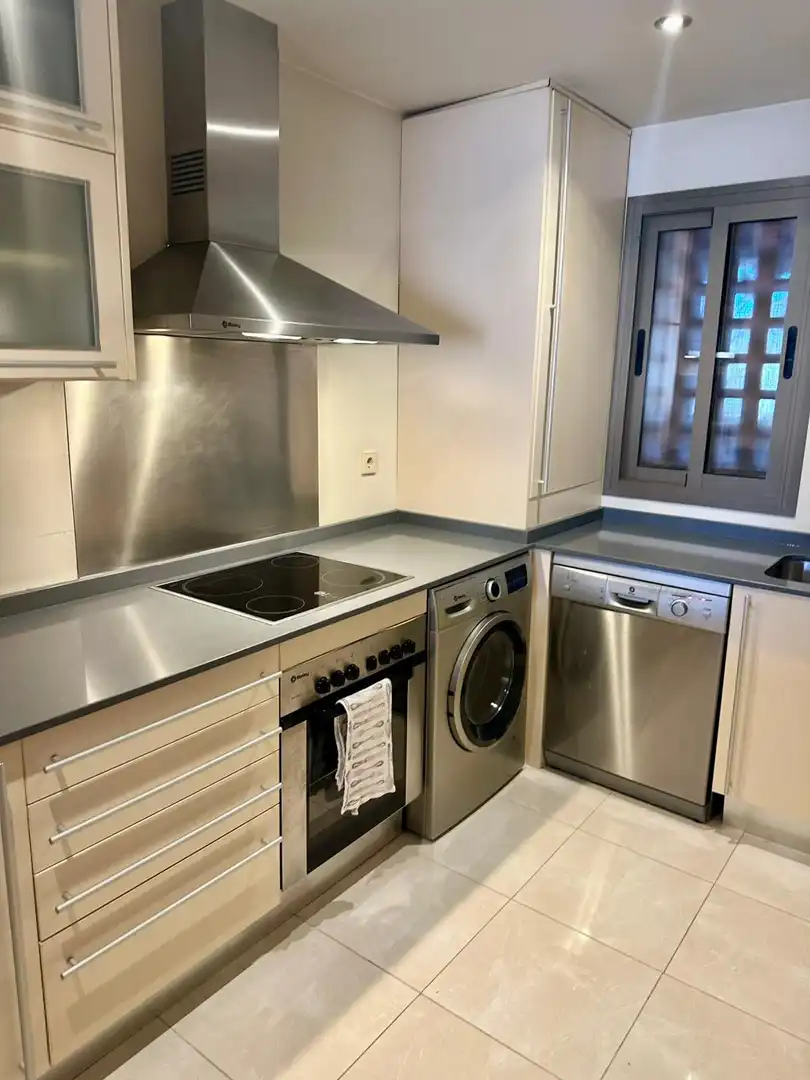 Cocina de Apartamento de alquiler en Estepona con Aire acondicionado, Terraza y Piscina
