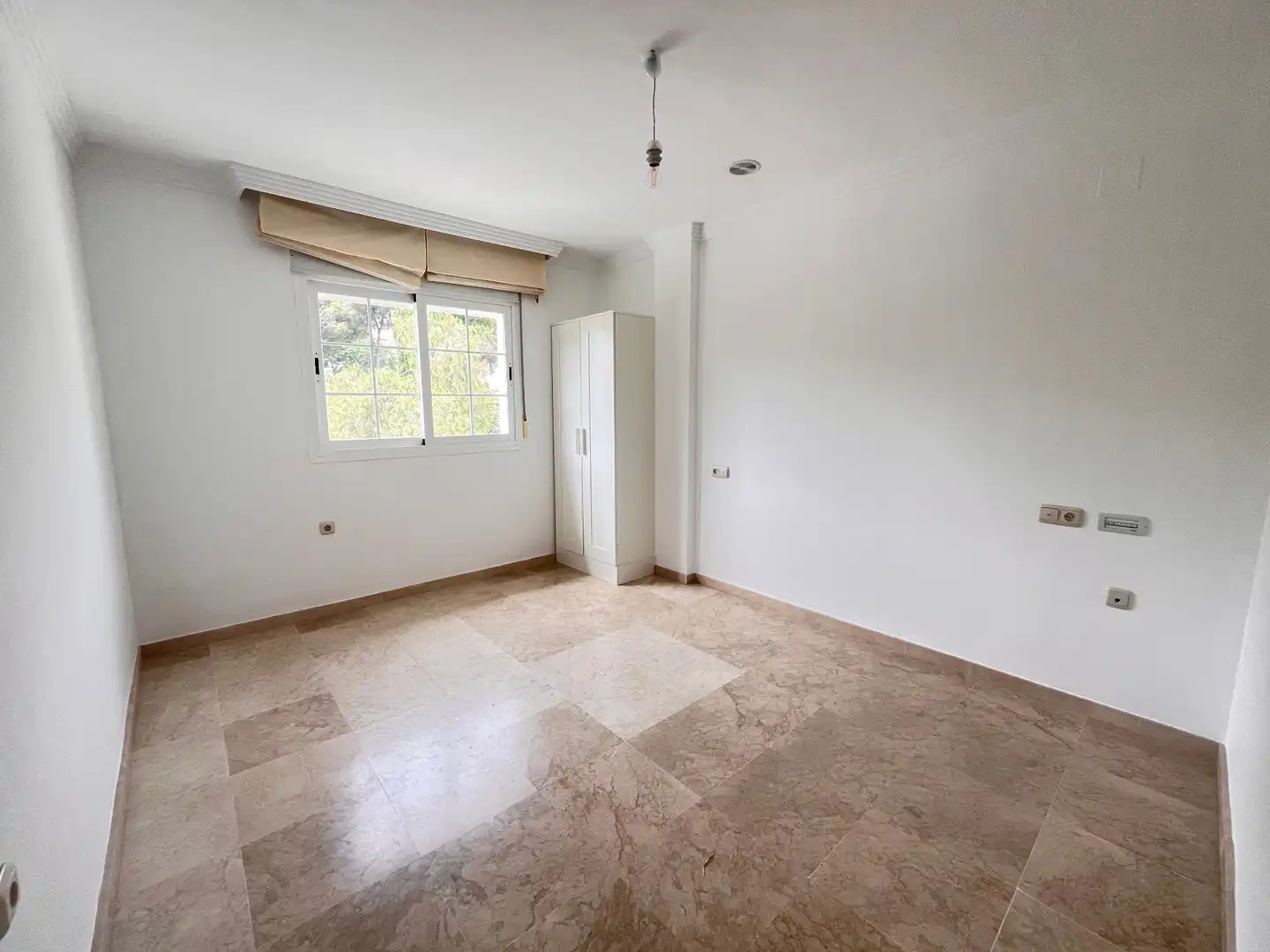 Schlafzimmer von Dachboden zur Miete in Marbella mit Klimaanlage, Terrasse und Abstellraum